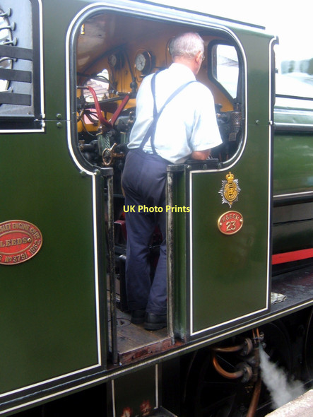 Photo 6"x4" K&ESR Locomotive Driver Tenterden c2010