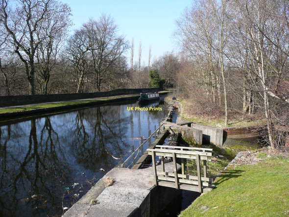 Photo 6"x4" The Leeds - Liverpool Canal from outside the Queen Victoria, Burnley Burnley c2011