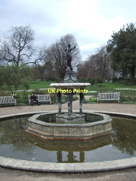 Photo 6"x4" The Artemis Fountain and surrounding garden Westminster c2011