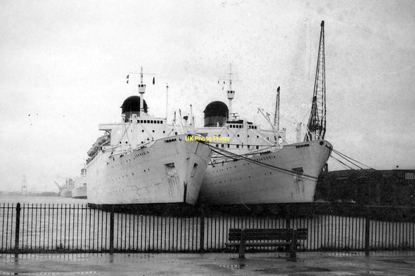 Photo 6"x4" Franconia and Carmania, New Docks, Southampton Southampton c1971