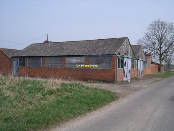 Photo 6"x4" Derelict farm buildings near Turnham Hall Lund\/SE6532 c2011