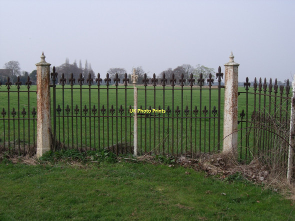 Photo 6"x4" Old Osgodby Park gates Lund\/SE6532 c2011