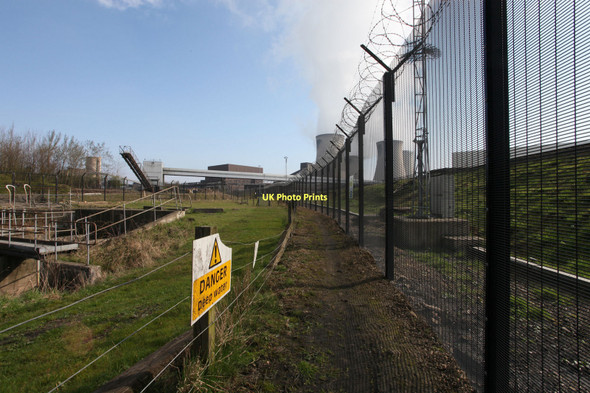Photo 6"x4" Looking northwards along the footpath and the Drax perimeter fencing Barlow\/SE6428 c2011