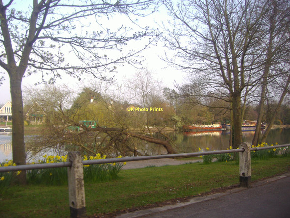 Photo 6"x4" River Thames, Old Windsor Egham c2011