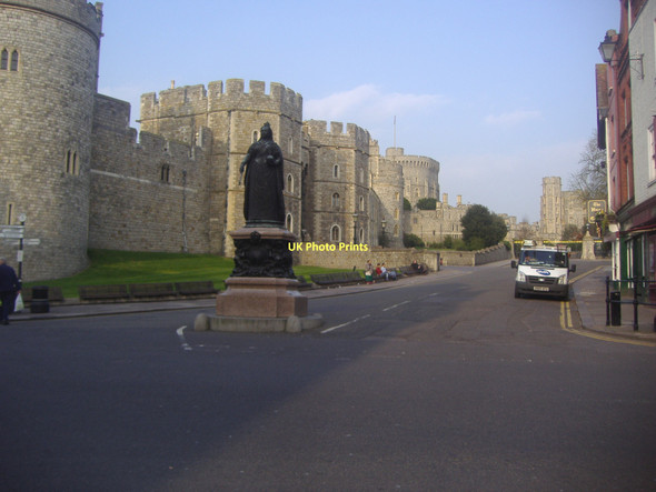 Photo 6"x4" Victoria Memorial and castle, Windsor Windsor\/SU9676 c2011