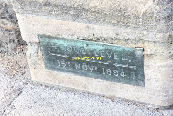 Photo 6"x4" Flood marker on the gatepost Abingdon c2011