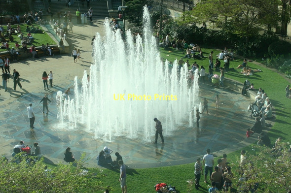 Photo 6"x4" Fun in the park by the fountain Sheffield\/SK3587 c2011
