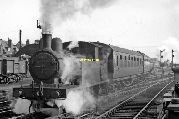 Photo 6"x4" A Holiday express from Derby proceeds from Yarmouth (Beach) station on its last leg to Lowestoft Great Yarmouth c1951
