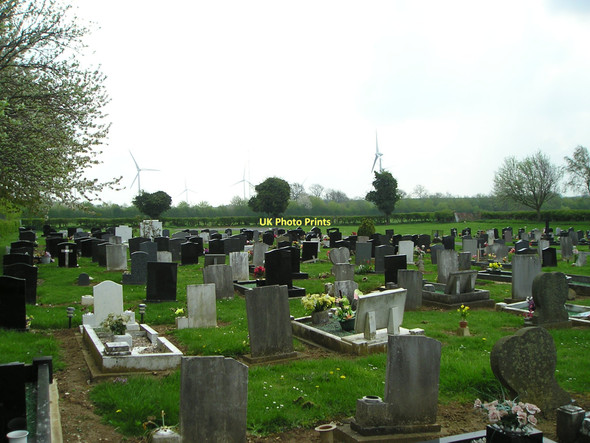 Photo 6"x4" Burton Latimer graveyard Burton Latimer c2011