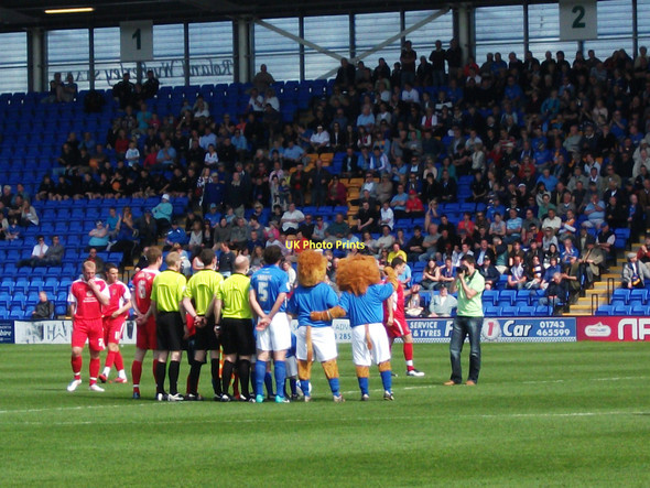 Photo 6"x4" Shrewsbury Town FC - Lenny and Mrs. Lenny. Shrewsbury c2011