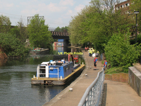 Photo 6"x4" Volunteer labour on the Regents Canal Bow\/TQ3682 c2011
