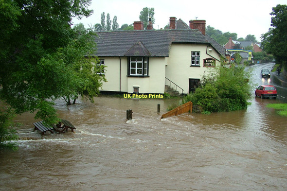 Photo 6"x4" The Lion Hotel, Leintwardine under flood. Kinton\/SO4074 c2007