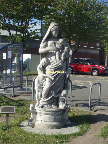 Photo 6"x4" Statue at Lincoln County Hospital Lincoln c2011