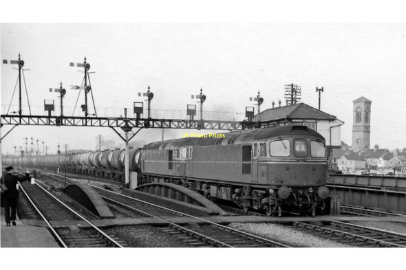 Photo 6"x4" Up oil empties entering Oxford with two Diesels Oxford\/SP5106 c1964