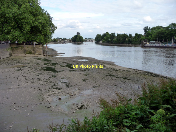 Photo 6"x4" River Thames at Kew at low tide Brentford c2011