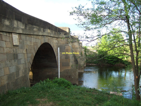 Photo 6"x4" Masham - the bridge over the River Ure, showing the river level gauge Masham c2011