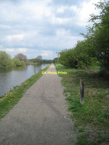 Photo 6"x4" Towpath, Aire & Calder Navigation Stanley Ferry c2011
