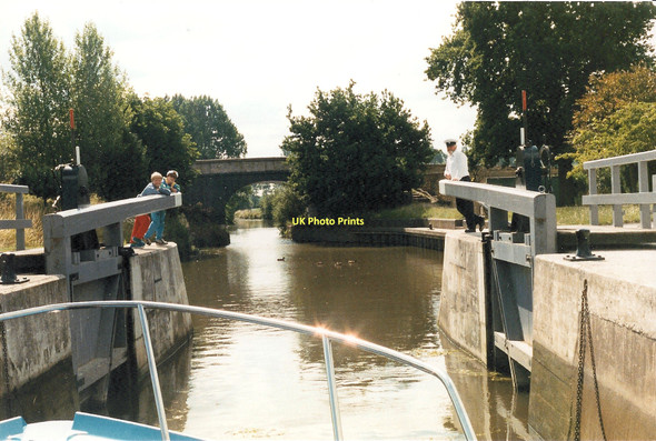 Photo 6"x4" Leaving St John's Lock Lechlade on Thames c1989