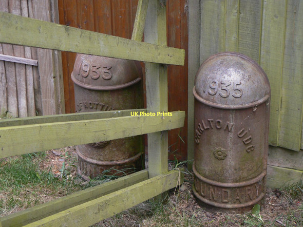 Photo 6"x4" Boundary markers at Colwick (2) Carlton\/SK6041 c2011