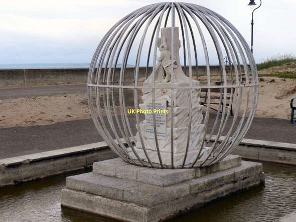 Photo 6"x4" White Rabbit Statue Llandudno c2011