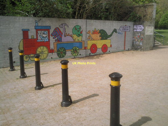 Photo 6"x4" Mural pointing the way to Crystal Palace station Penge c2011
