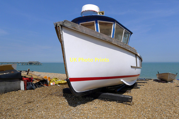 Photo 6"x4" White Boat on the Beach, Deal Deal c2011