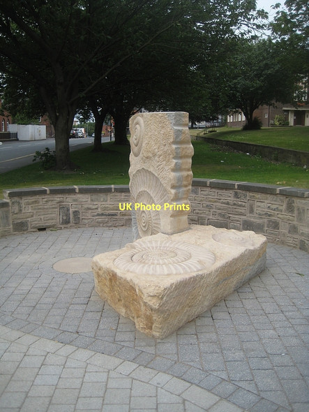 Photo 6"x4" George Street sculpture (2) Wakefield\/SE3320 c2011