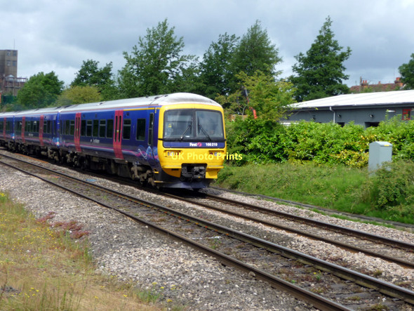 Photo 6"x4" Train approaching, Newbury Racecourse Station, Berkshire Newbury\/SU4767 c2011