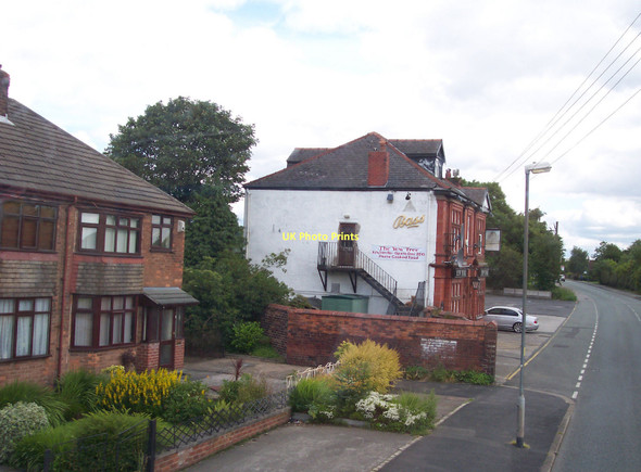 Photo 6"x4" The Yew Tree on Bridgewater Road Tyldesley c2011