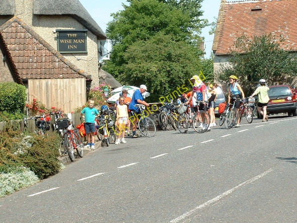 Photo 6"x4" Cyclists at the Wise Man West Stafford c2003