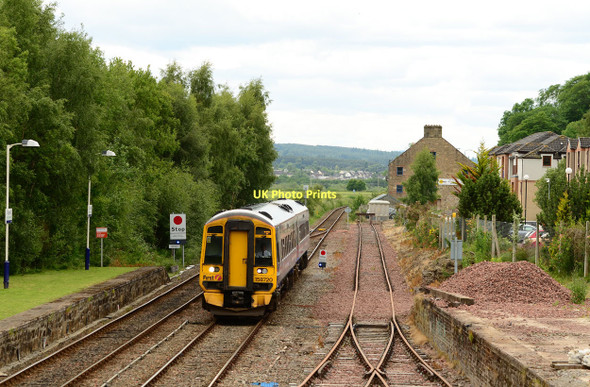 Photo 6"x4" Train at Dingwall station - (2) Dingwall\/NH5458 c2011