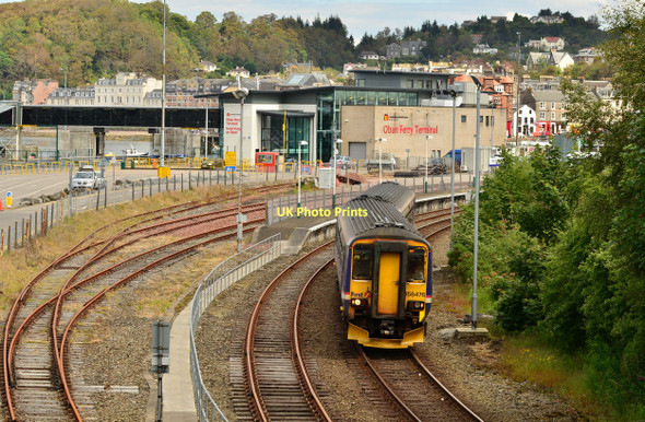 Photo 6"x4" Train leaving Oban - (2) Oban\/NM8630 c2011