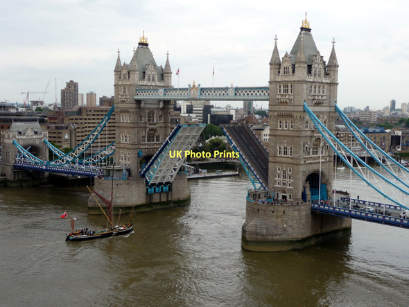 Photo 6"x4" Thames Barge approaching Tower Bridge, London London c2011