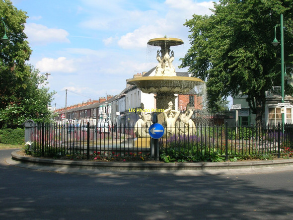 Photo 6"x4" Fountain on The Boulevard, Hull Kingston upon Hull c2011