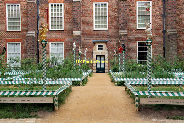 Photo 6"x4" Elizabethan Garden, Hampton Court Palace, Surrey Surbiton c2011