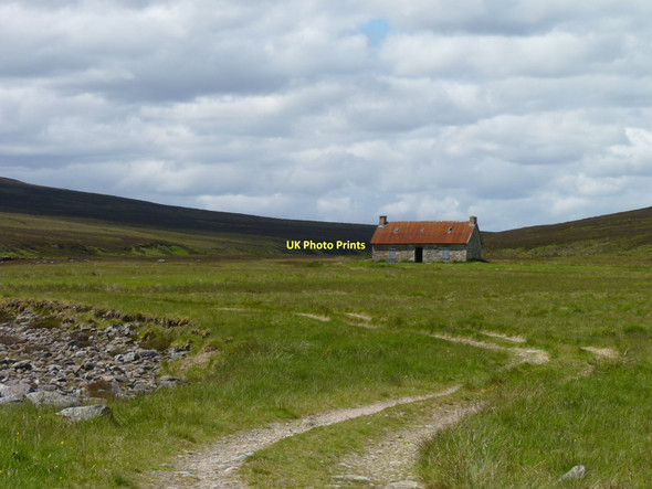 Photo 6"x4" Cottage by the burn Allt an t-Seilich c2011