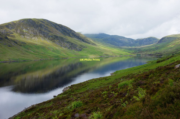 Photo 6"x4" Loch Turret and Creag nan Uan Choinneachain Hill c2011