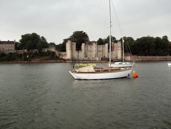 Photo 6"x4" Boat passing Upnor Castle Broad Street\/TQ7671 c2011