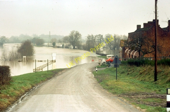 Photo 6"x4" Floods at Wainlode Hill Bishop's Norton c1977