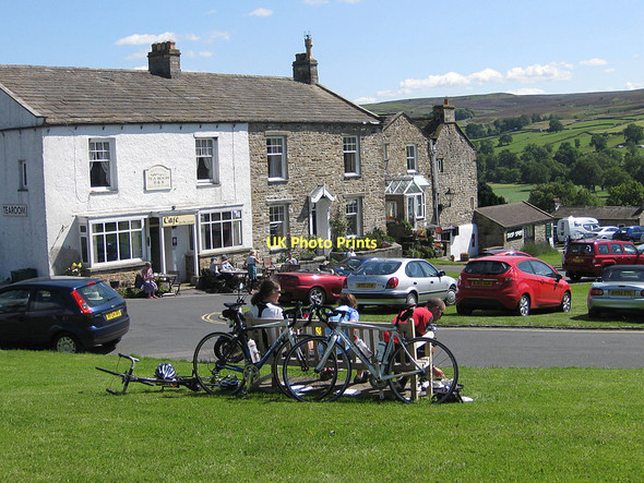 Photo 6"x4" Cyclists resting at Reeth Reeth\/SE0399 c2011