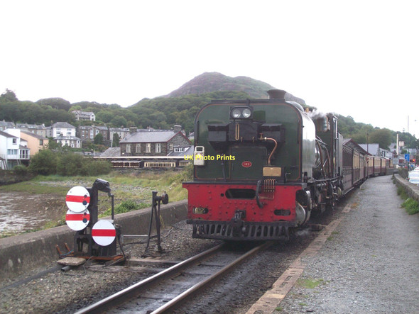 Photo 6"x4" The Welsh Highland train arrives at Porthmadog Porthmadog c2011
