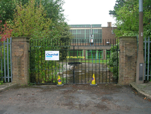 Photo 6"x4" Entrance gates, Sitwell Drive Rotherham c2011