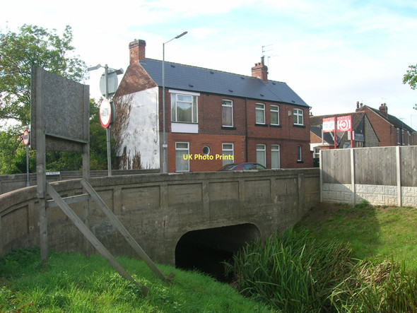 Photo 6"x4" Bridge over drain Bentley\/SE5605 c2011