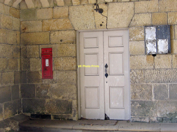 Photo 6"x4" VR postbox, the Gatehouse, Castle Howard Coneysthorpe c2011
