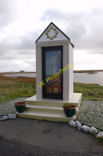 Photo 6"x4" Shrine near Aird Mhor \u00c0ird Mh\u00f2r\/NF7945 c2009