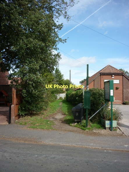 Photo 6"x4" A public footpath on Main Street, Wawne Wawne c2011