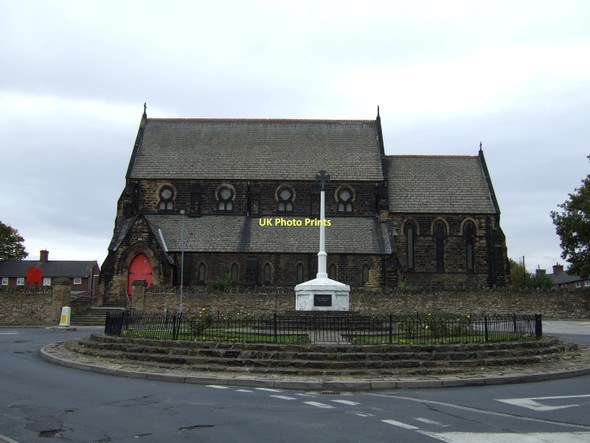Photo 6"x4" Church and war memorial, Featherstone Featherstone\/SE4220 c2011