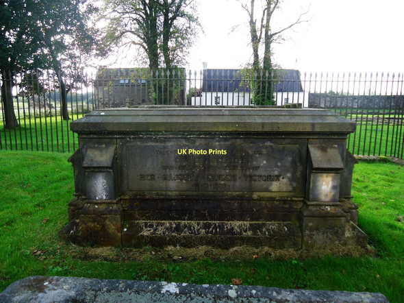 Photo 6"x4" Cambuskenneth Abbey, Royal grave [3] Stirling\/NS7993 c2011