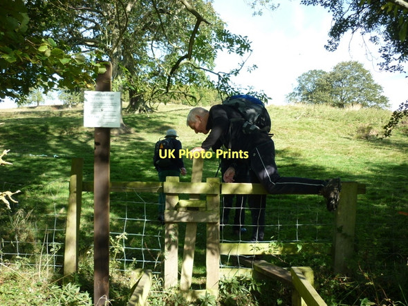 Photo 6"x4" Walking along the Wolds Way North Grimston c2011