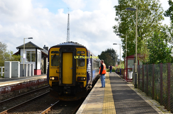 Photo 6"x4" Train at Barrhill station Barrhill\/NX2382 c2011